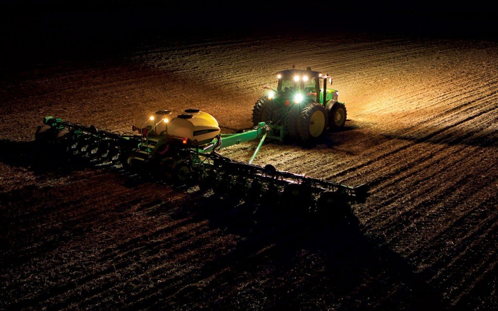 John-Deere-Tractor-at-Night-1024×640-1